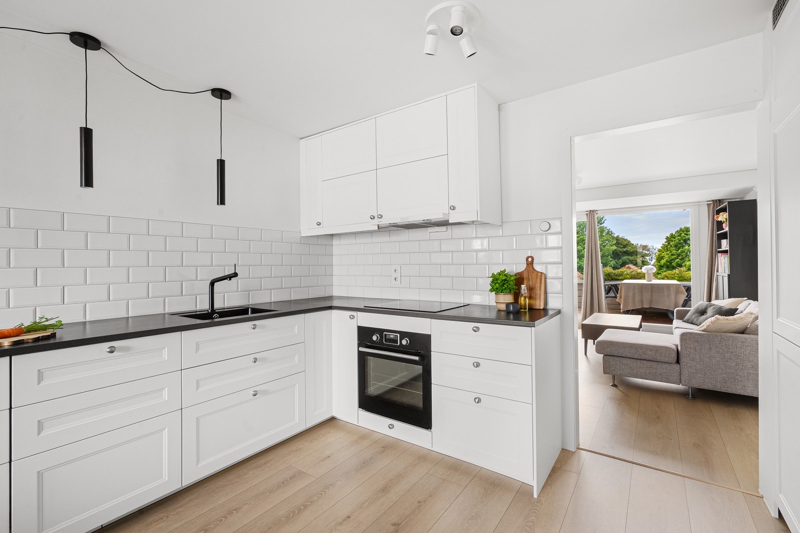 Kjøkkenet ligger skjermet fra stuen Galleribilde