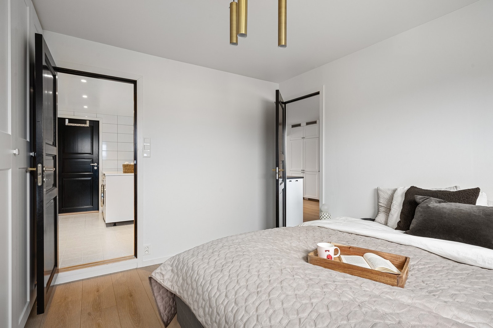 Hovedsoverommet ligger rett ved badet Galleribilde