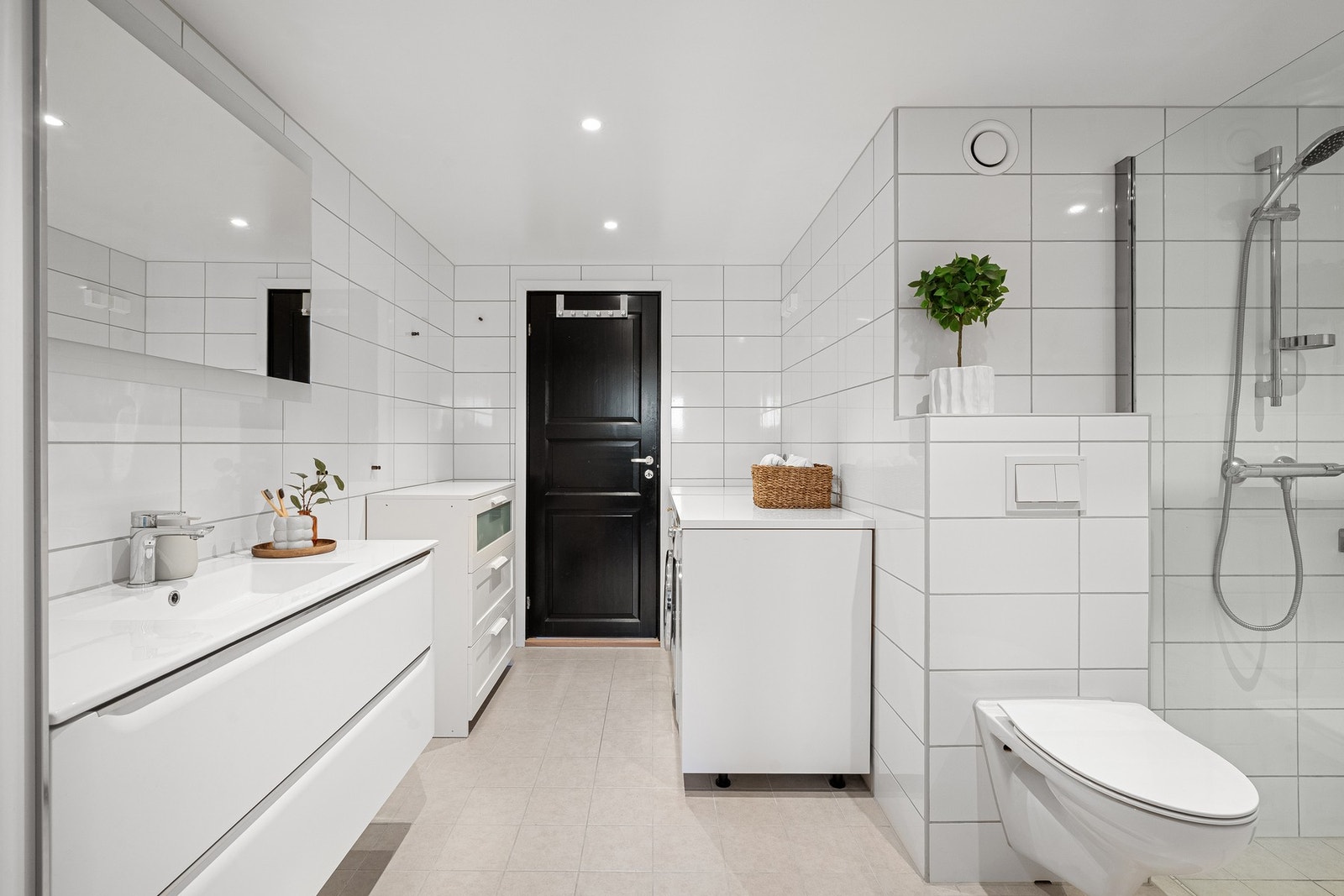 Lekkert, helfliset baderom. Kombinert vaskerom. Galleribilde