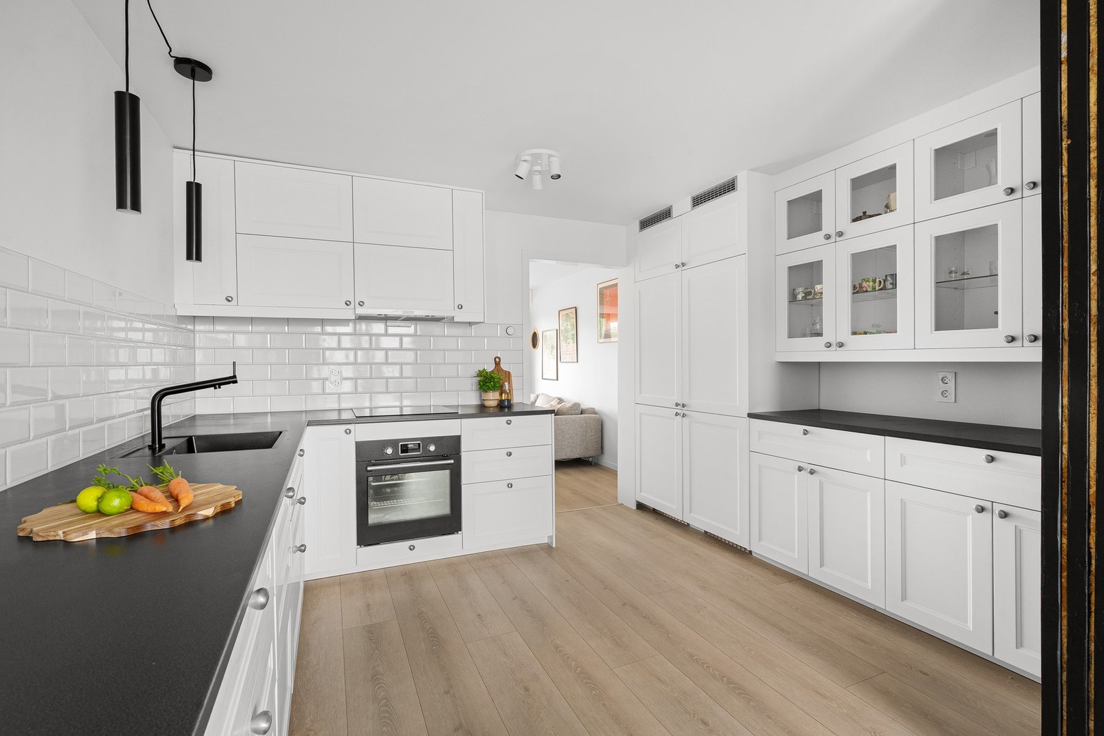 Flott kjøkken med masse skap- og benkeplass Galleribilde