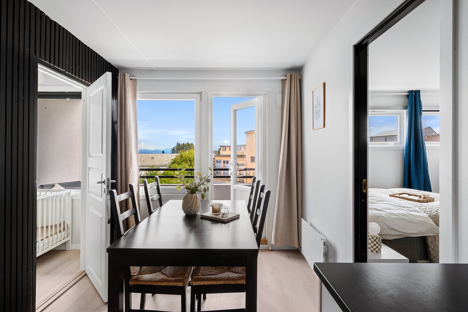 God spiseplass. Også fint å kunne ta morgenkaffen på balkongen. Galleribilde