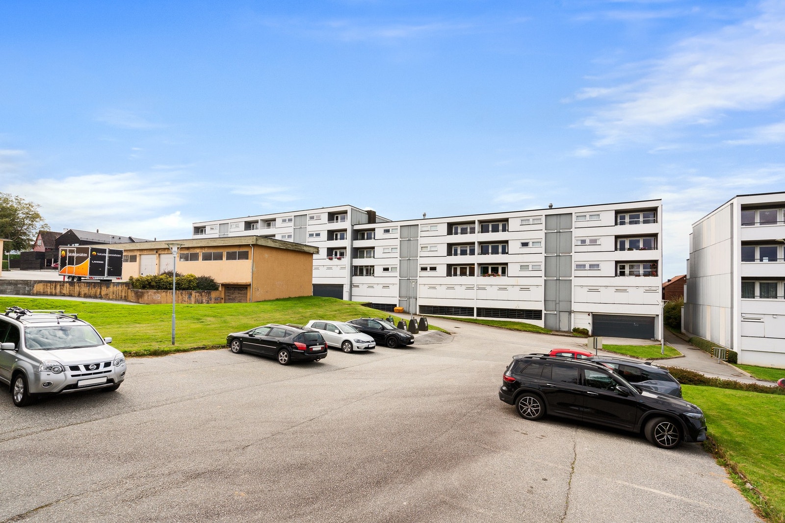 Gjesteparkering på baksiden av blokken Galleribilde