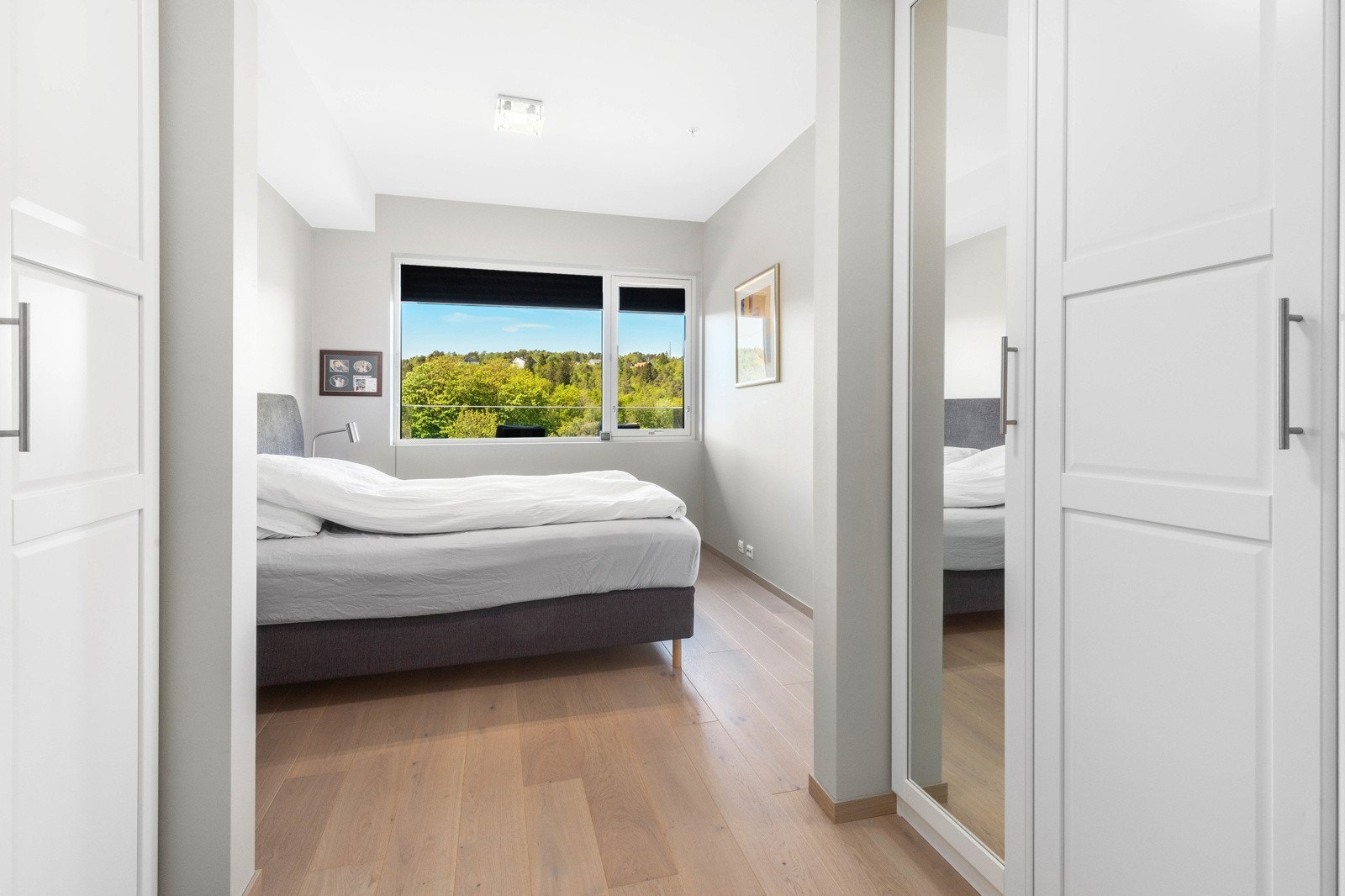 Hovedsoverommet med god garderobeplass på vei inn til eget bad Galleribilde