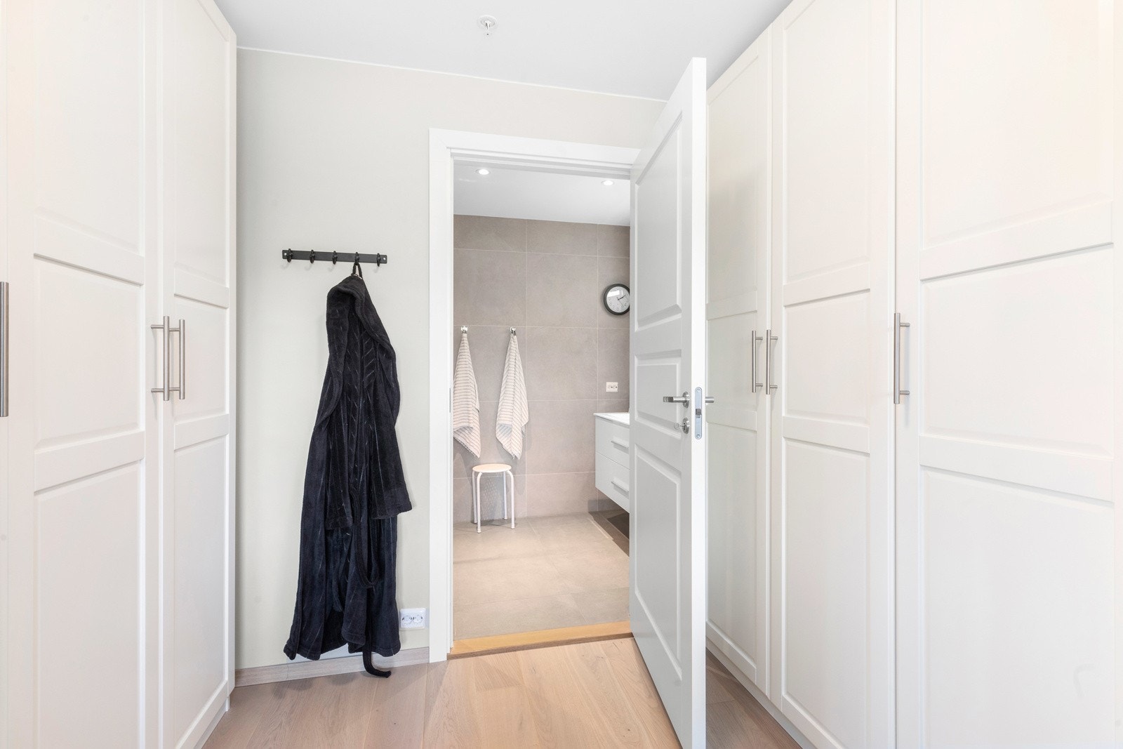 Godt med garderobeplass mellom bad og soverom Galleribilde