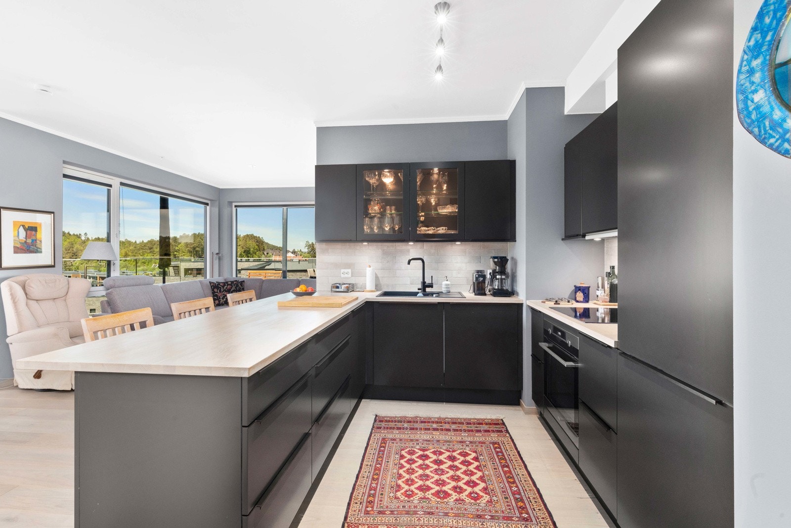 Pent oppgradert kjøkken fra Strai med alle hvitevarer integrert Galleribilde