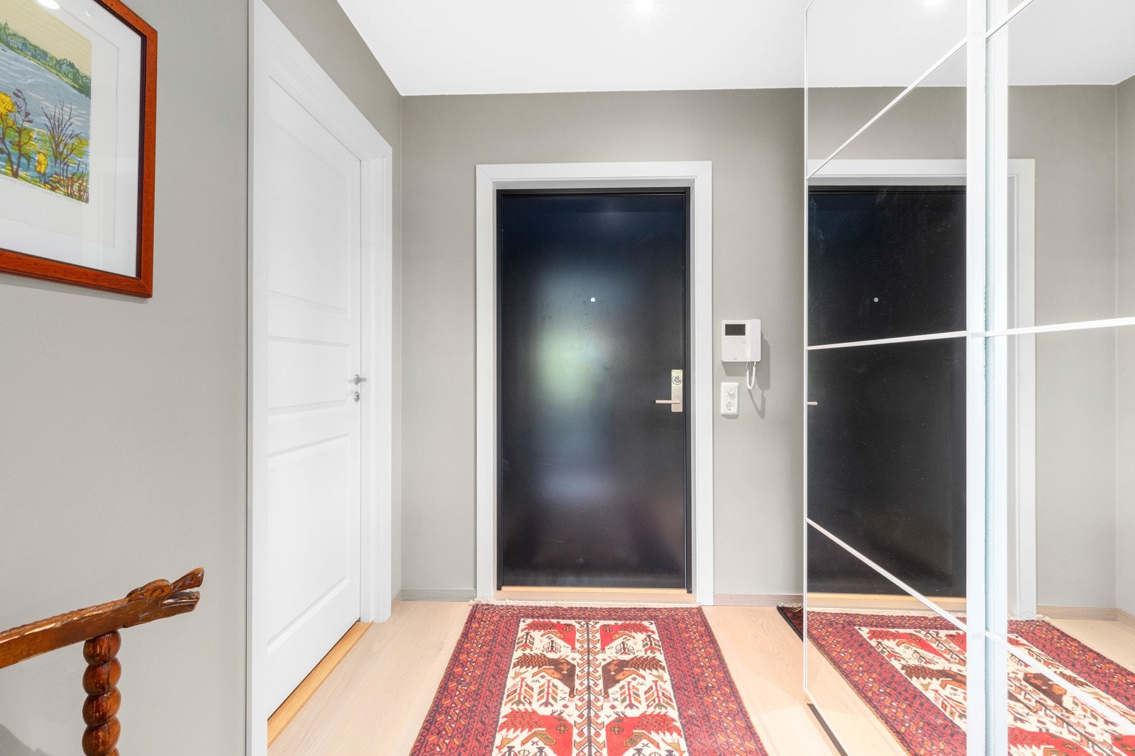 Romslig gang med god garderobeplass bak skyvedører Galleribilde