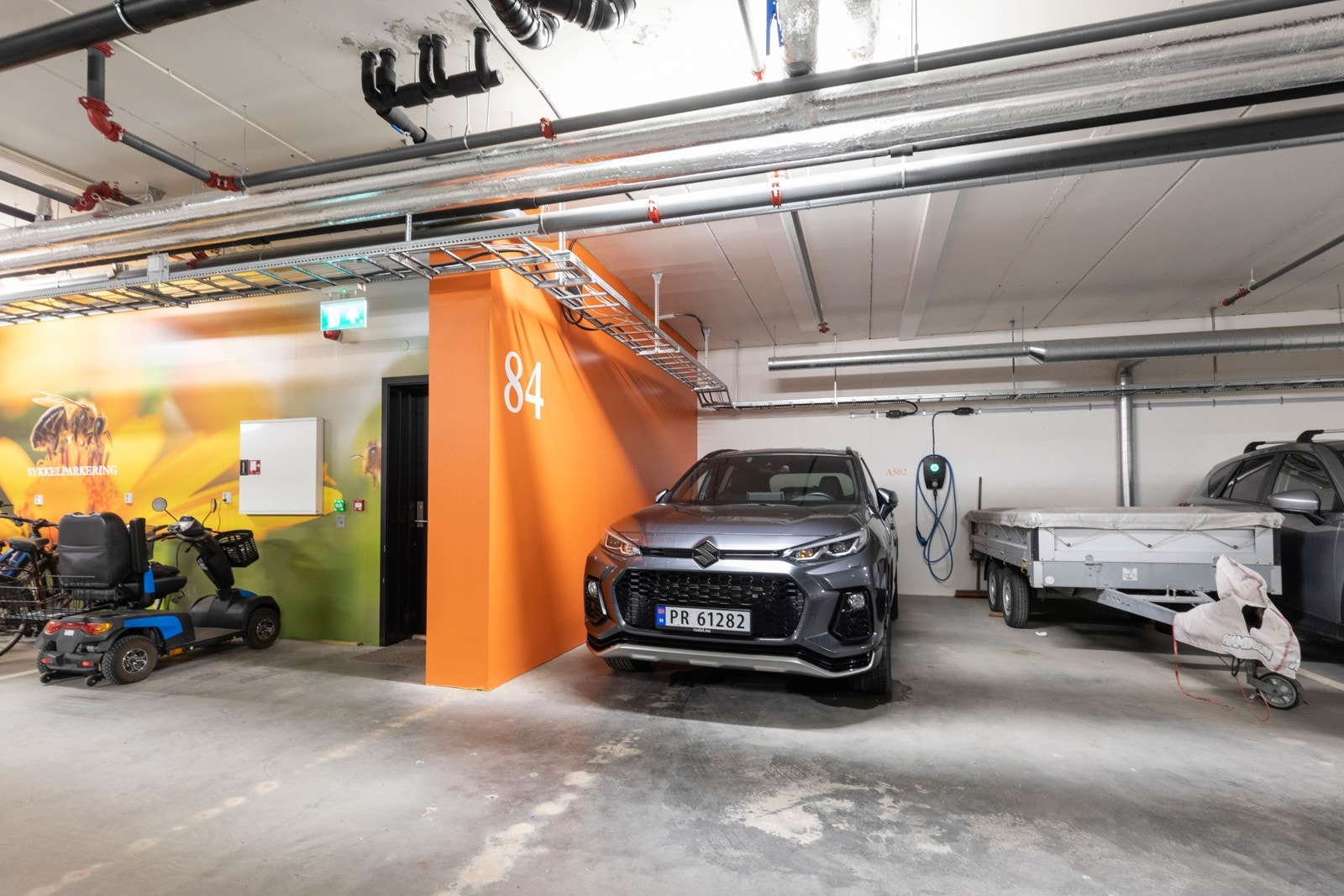 Leiligheten har ekstra bred p-plass med plass til 2 biler Galleribilde