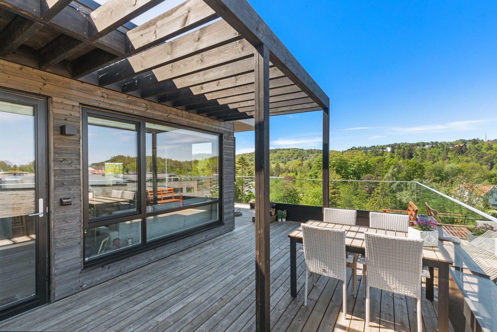 Romslig og solrik terrasse på tilsammen ca. 76 kvm Galleribilde