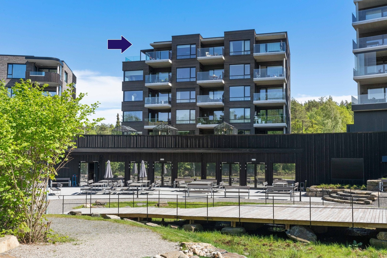 Leiligheten ligger i byggets toppetasje Galleribilde