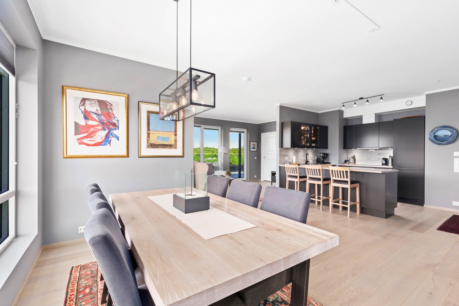 Stor stue med åpen kjøkkenløsning og god plass til møblering Galleribilde