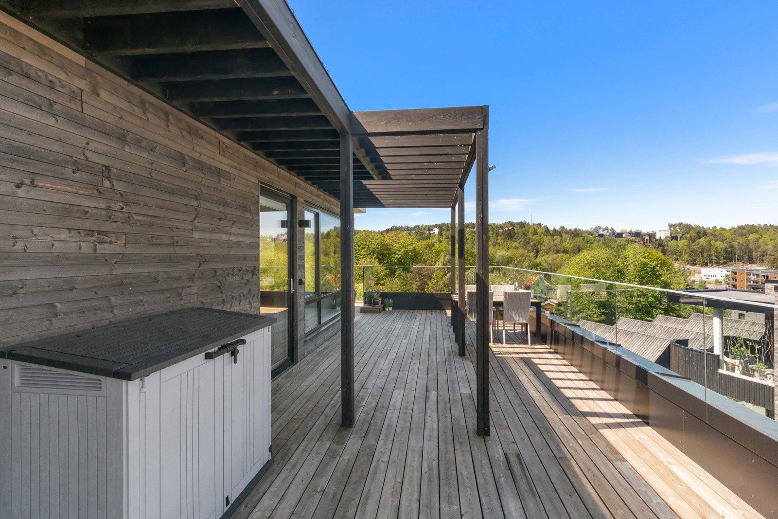 Romslig og solrik terrasse på tilsammen ca. 76 kvm Galleribilde