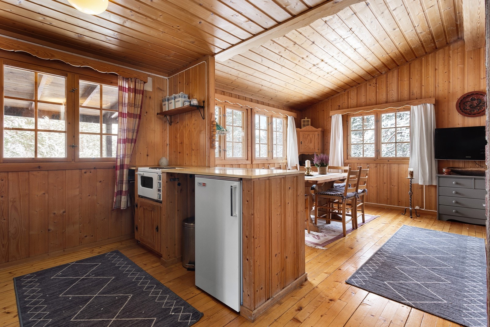 I innredningen er det også avsatt plass til kjøleskap under benk, samt en liten komfyr. Galleribilde