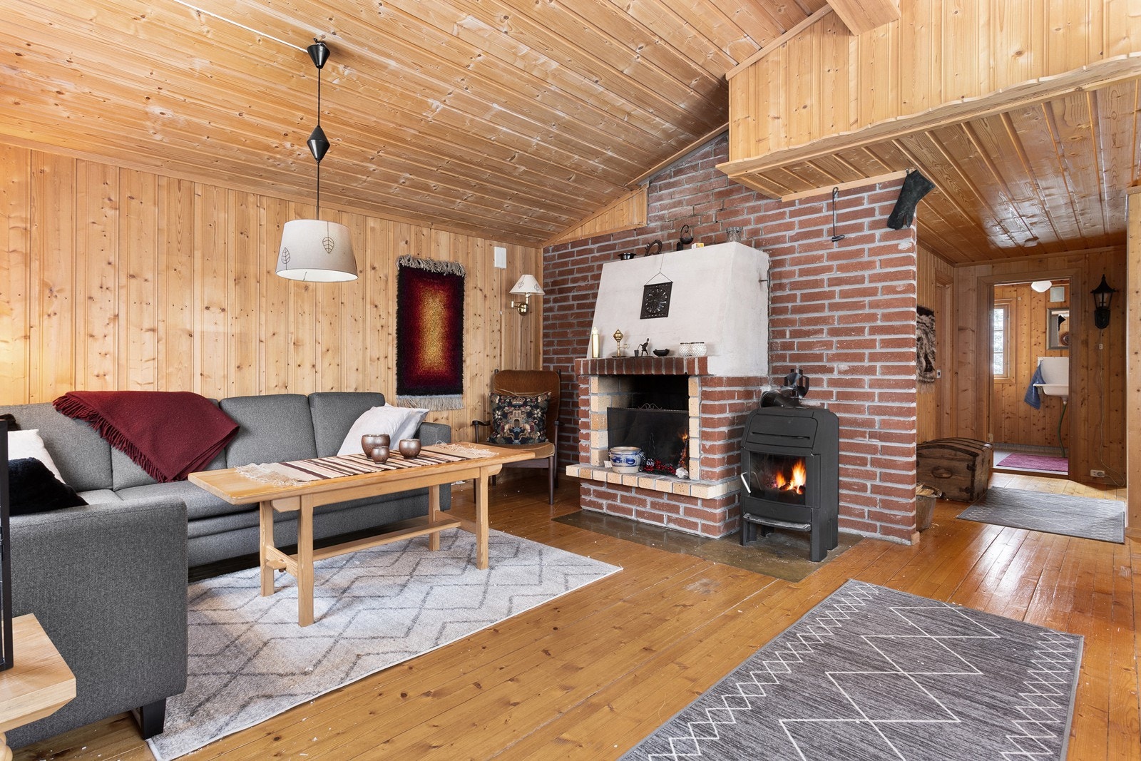 I stue er det både en åpen og en lukket peisovn, som sørger for god varme på kalde dager. Galleribilde