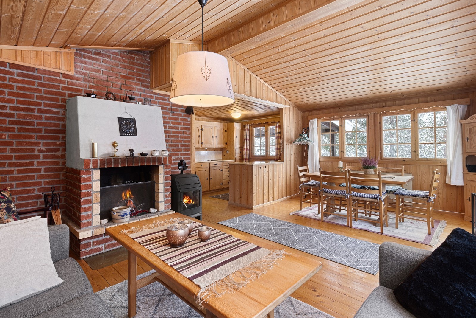 Hytta har en delvis åpen stue. og kjøkkenløsning, som sammen med god mønehøyde gir en god romfølelse. Galleribilde