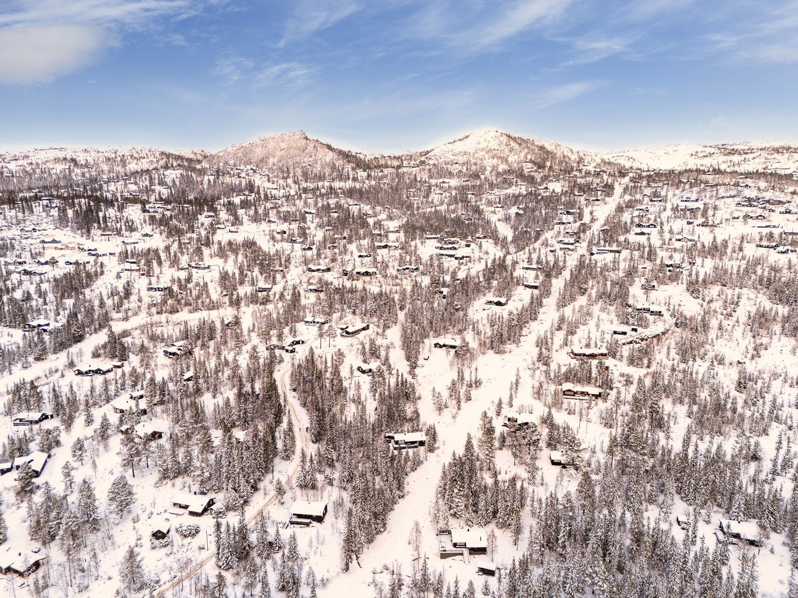 Hytta ligger på Tempelseter, vestsiden av Norefjell, ca. 782 moh. Galleribilde