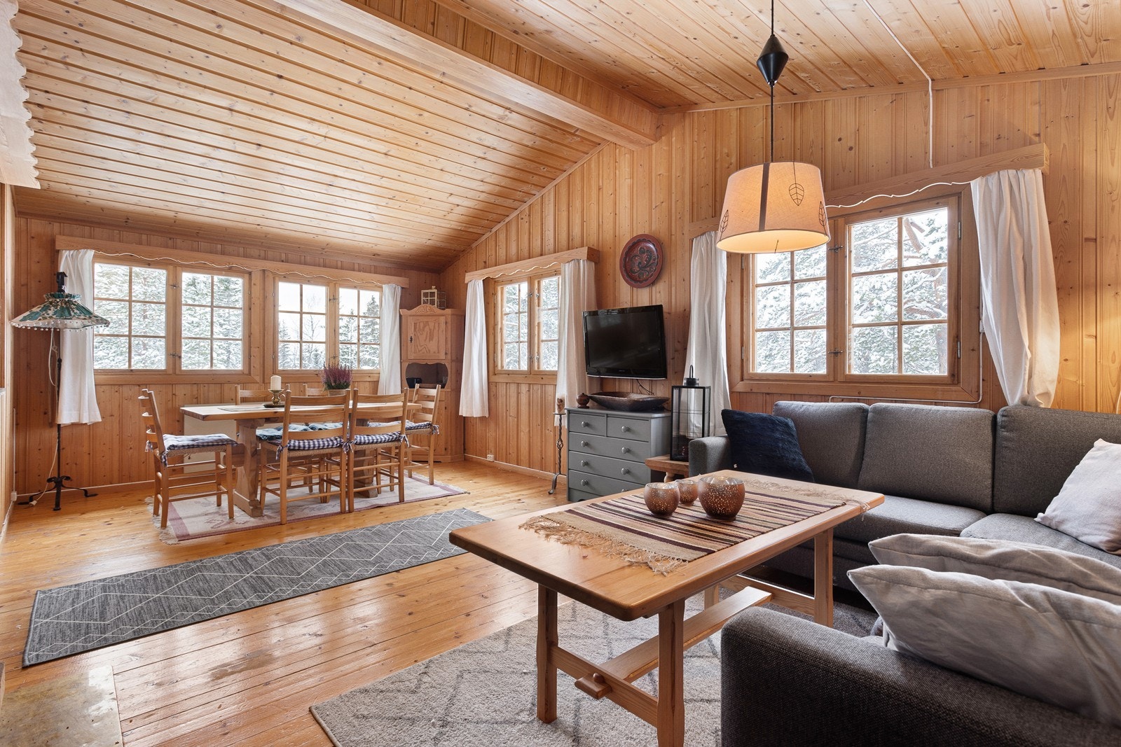 Rommet gir muligheter for møblering av både sofa- og spisegruppe. Galleribilde