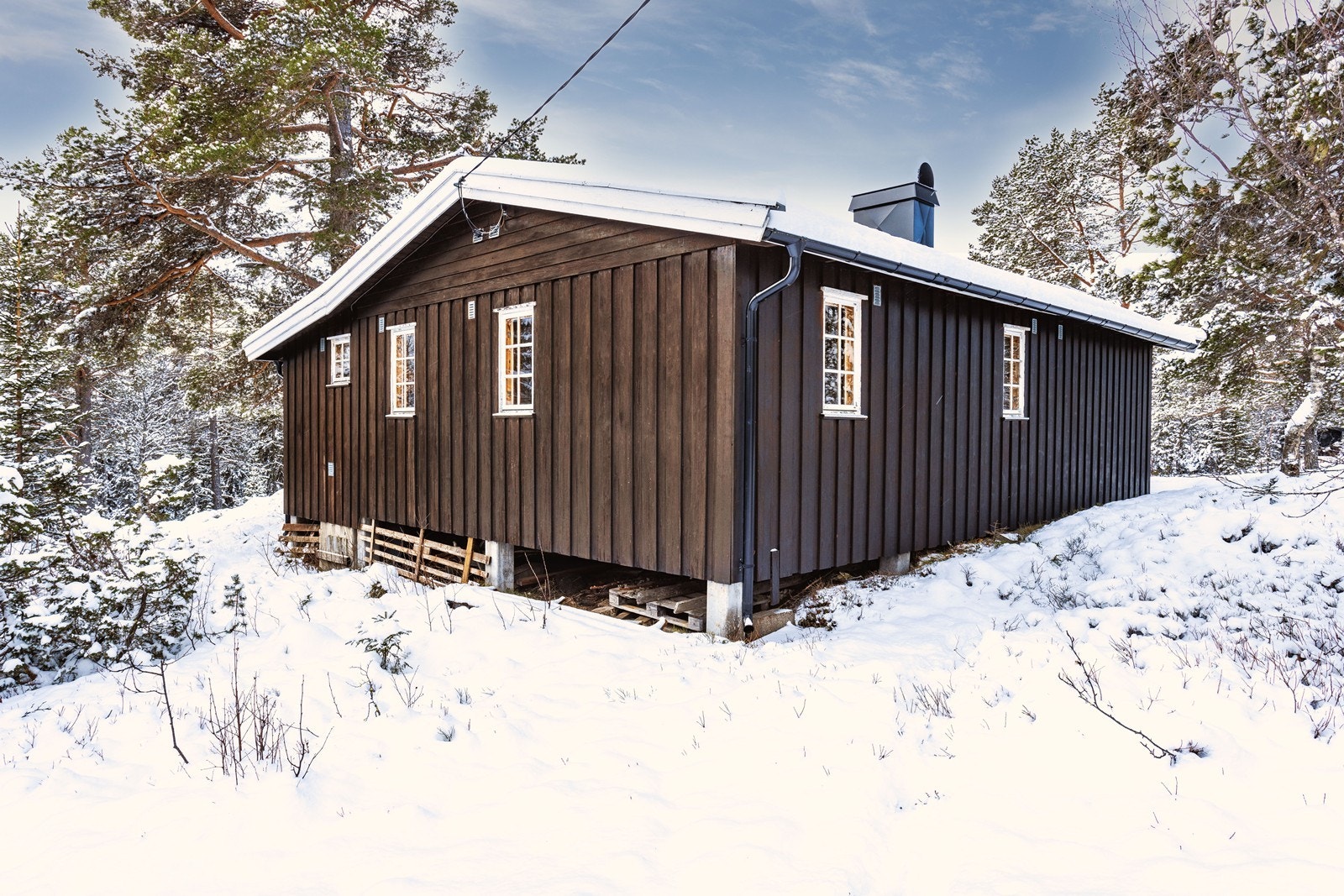 Hytta har innlagt strøm og varmes opp med panelovner og vedovn. Galleribilde