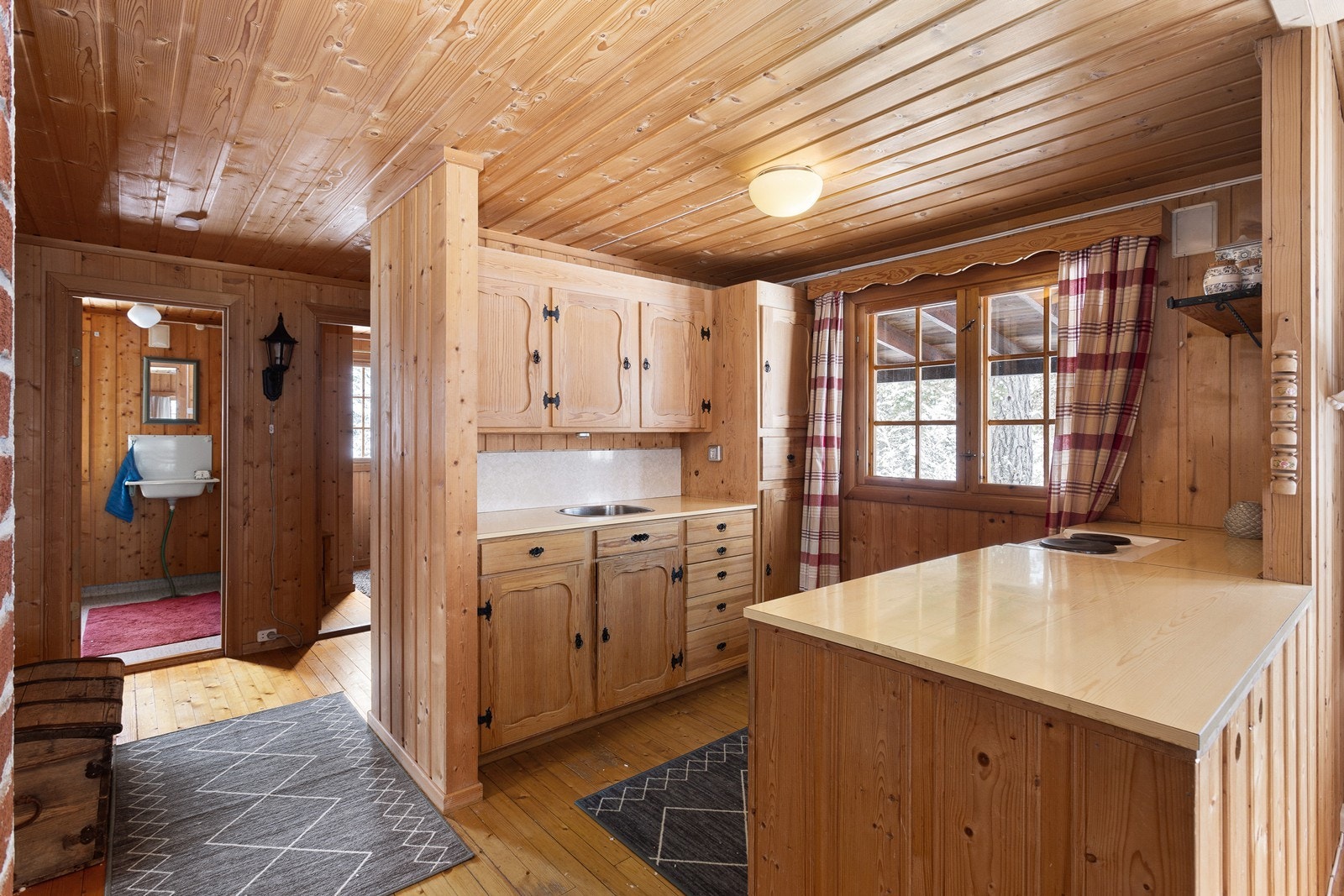 Kjøkkenet har innredning i heltre/finér med profilerte fronter og benkeplate i laminat. Galleribilde