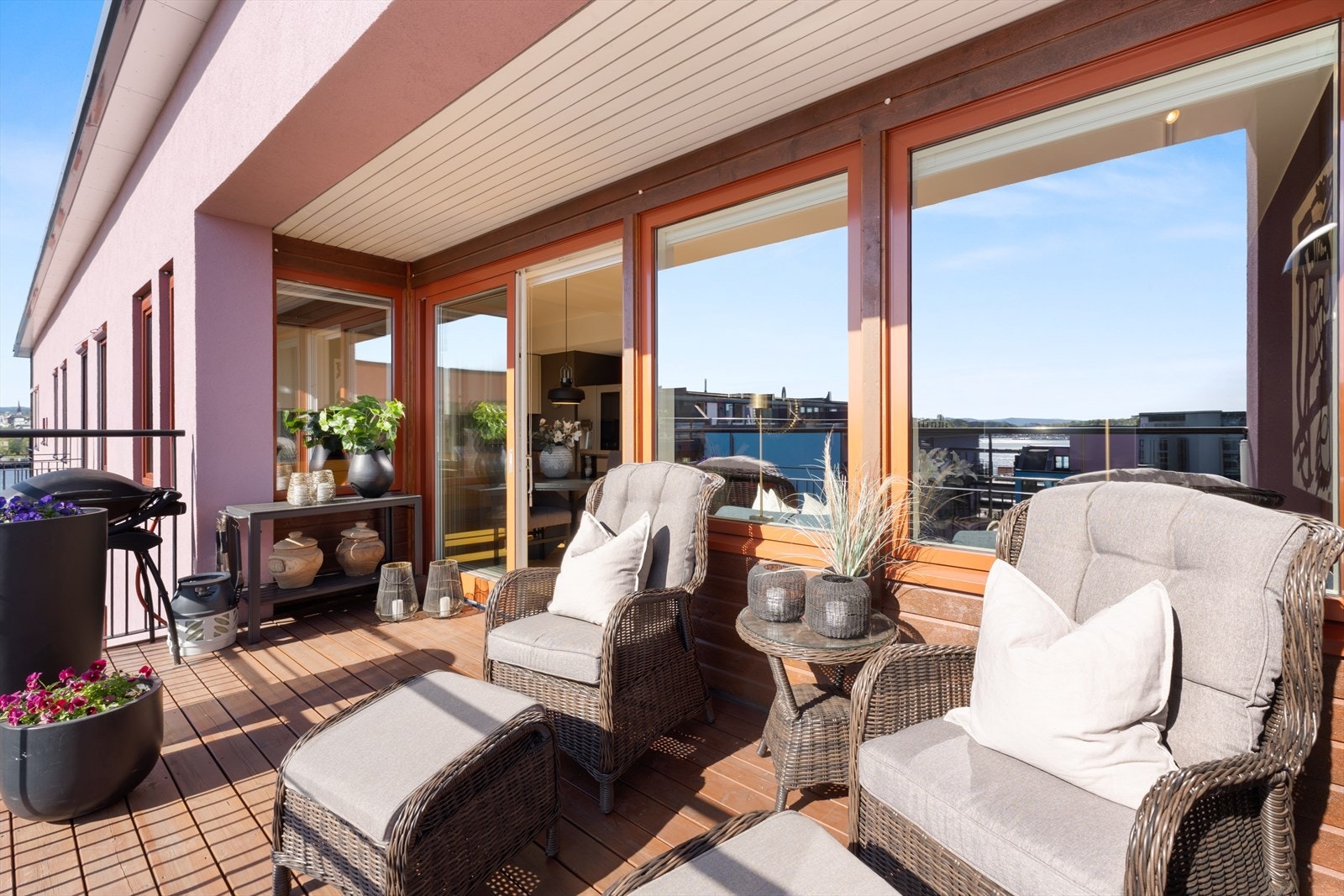 God plass til utemøblement, grill, beplantning og folk Galleribilde