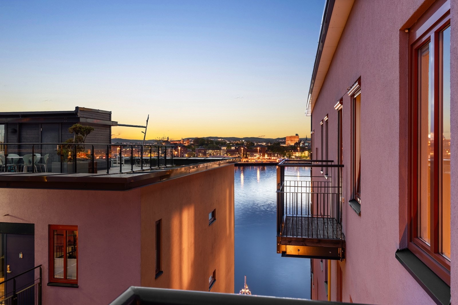 Nydelig utsikt mot Akershus Festning, Rådhuset m.m. Tilbaketrukket og rolig i maritime omgivelser Galleribilde