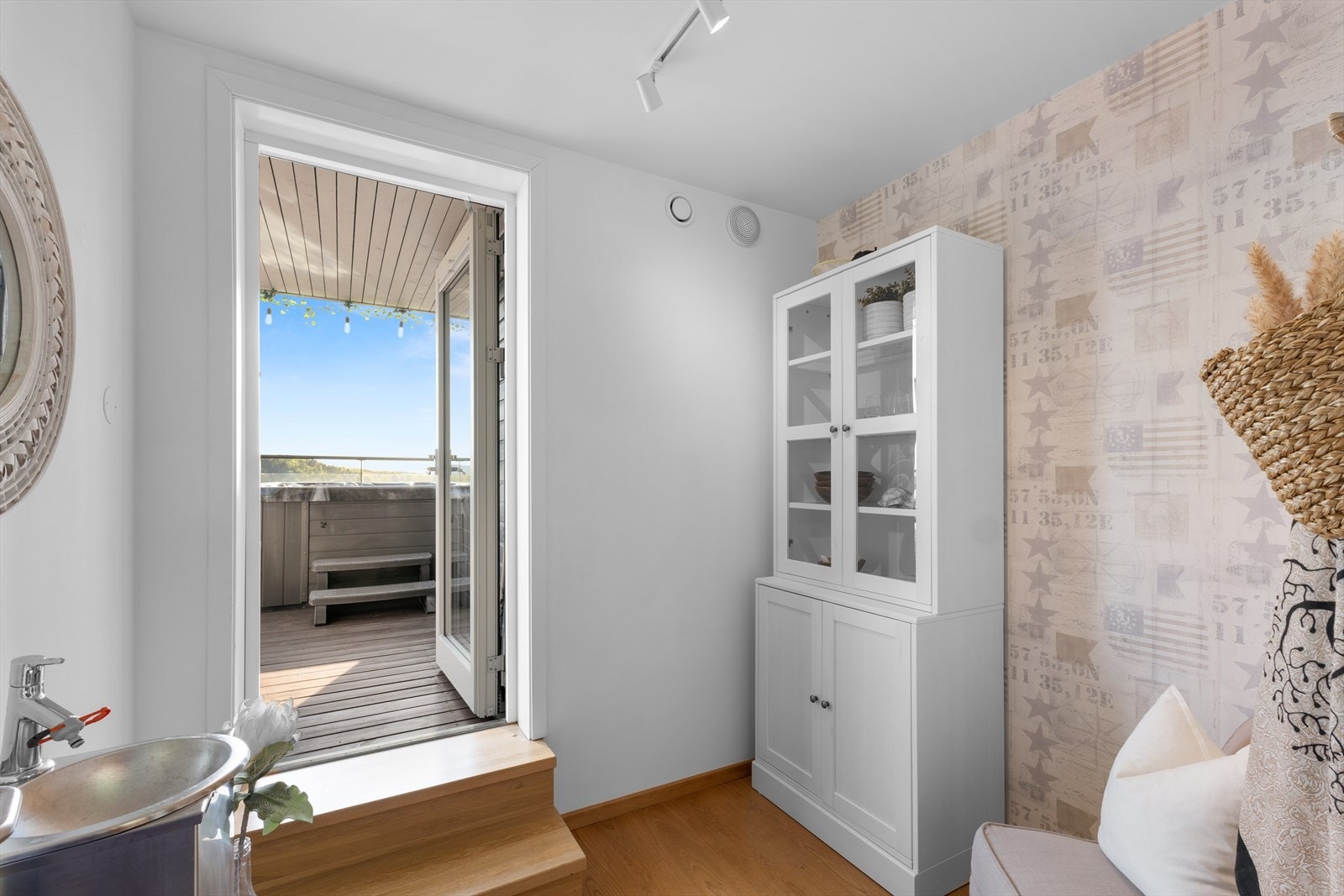 Leiligheten har et eget allrom i tilknytning til takterrassen. Her er det også innlagt vann. Allrommet er på 5 kvm og er ikke målt i leilighetens 88 kvm. Totalt "innvendig" areal for leiligheten er 93 kvm Galleribilde