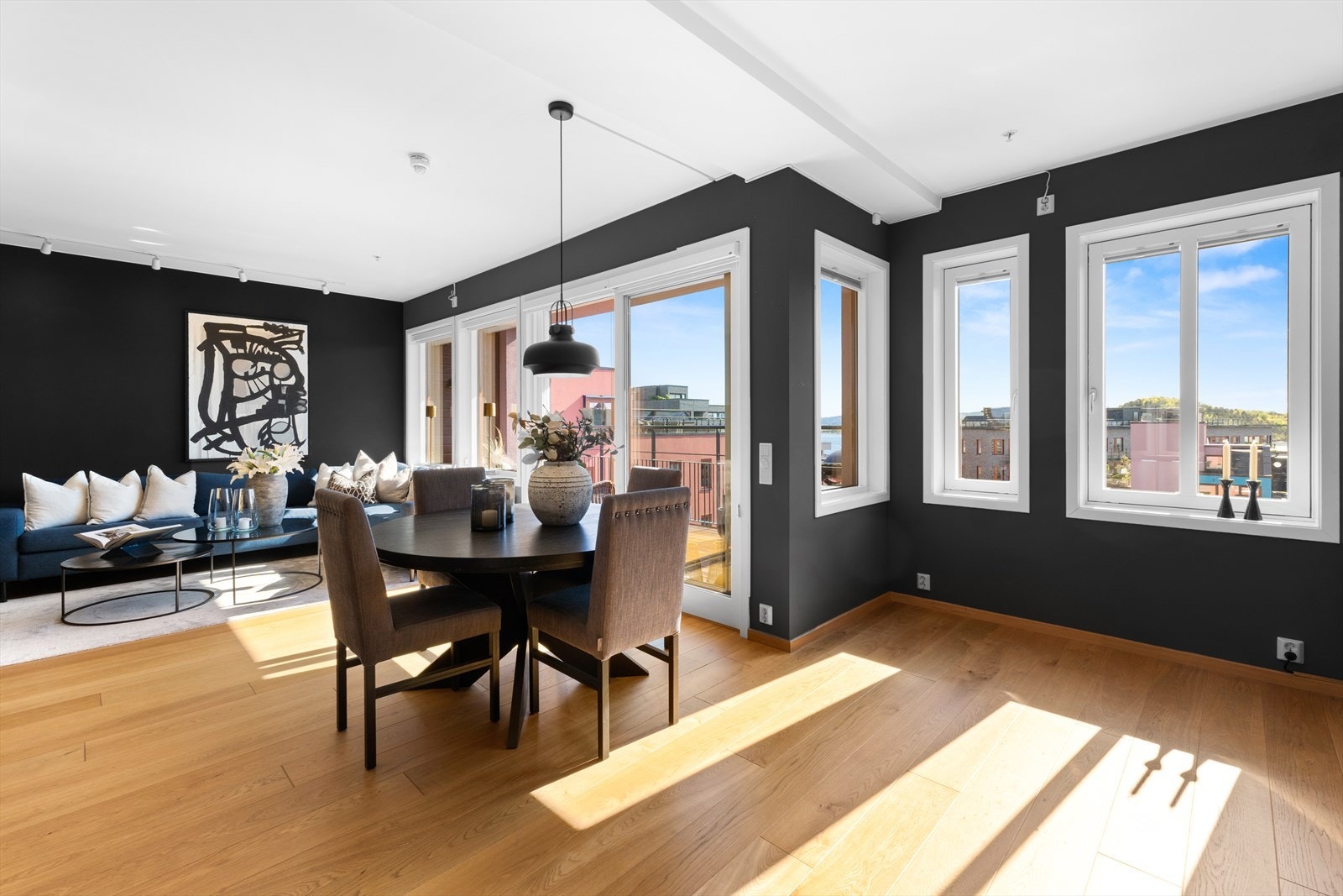 Direkte utgang til solrik sydvestvendt balkong fra stuen Galleribilde