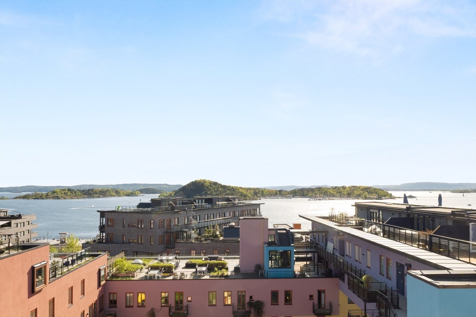Fantastisk utsikt mot fjorden, Hovedøya m.m. fra Sørengas høyeste punkt. Terrassen er tilbaketrukket, privat og rolig Galleribilde