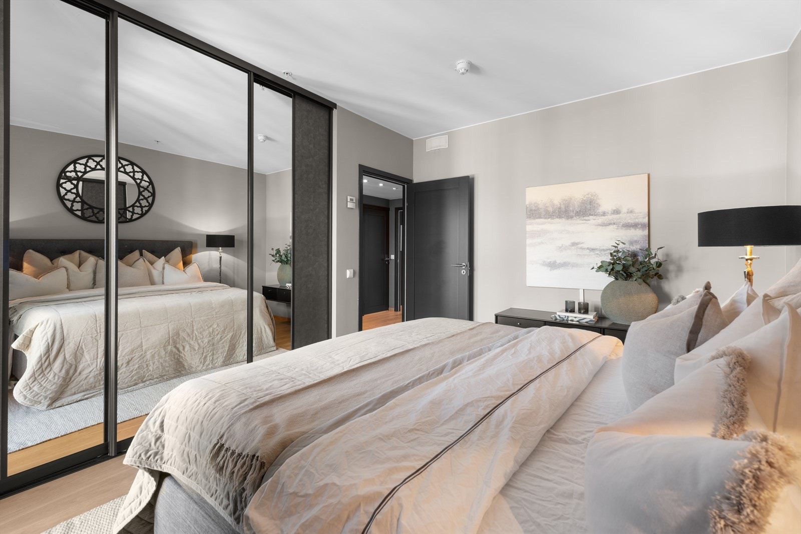 Godt med skapplass i stor skyvedørsgarderobe Galleribilde