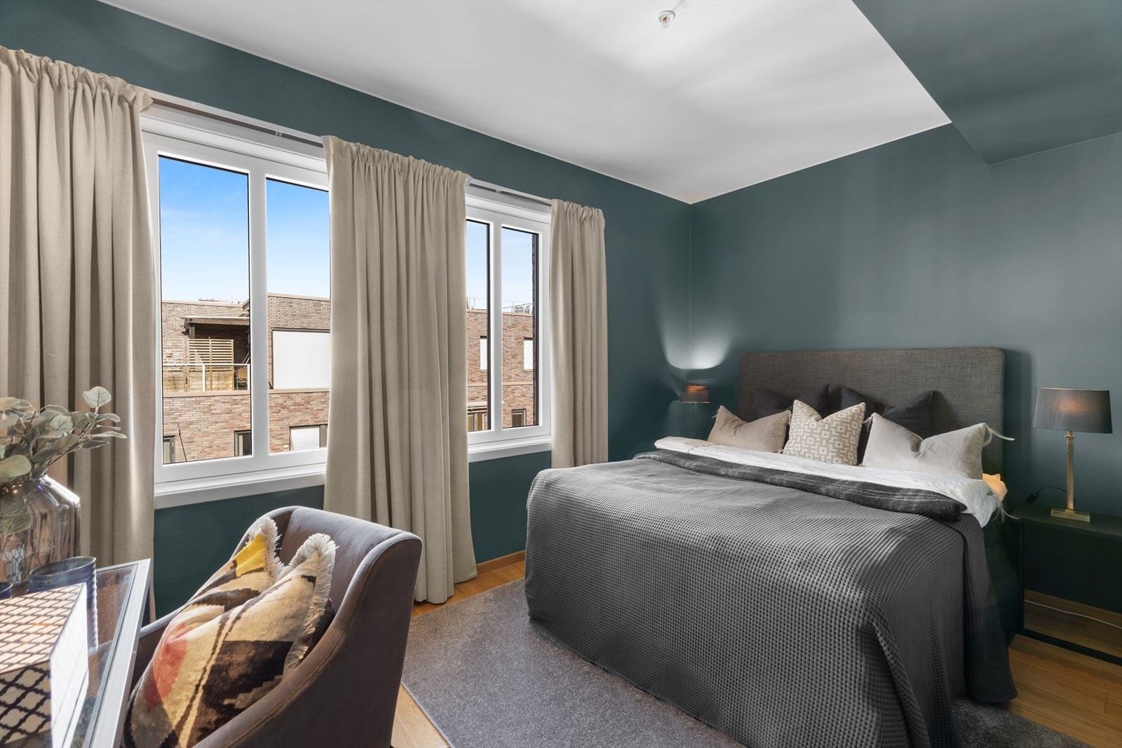 Leiligheten har to gode soverom med god plass til stor dobbeltseng, nattbord, kontorpult m.m. Galleribilde