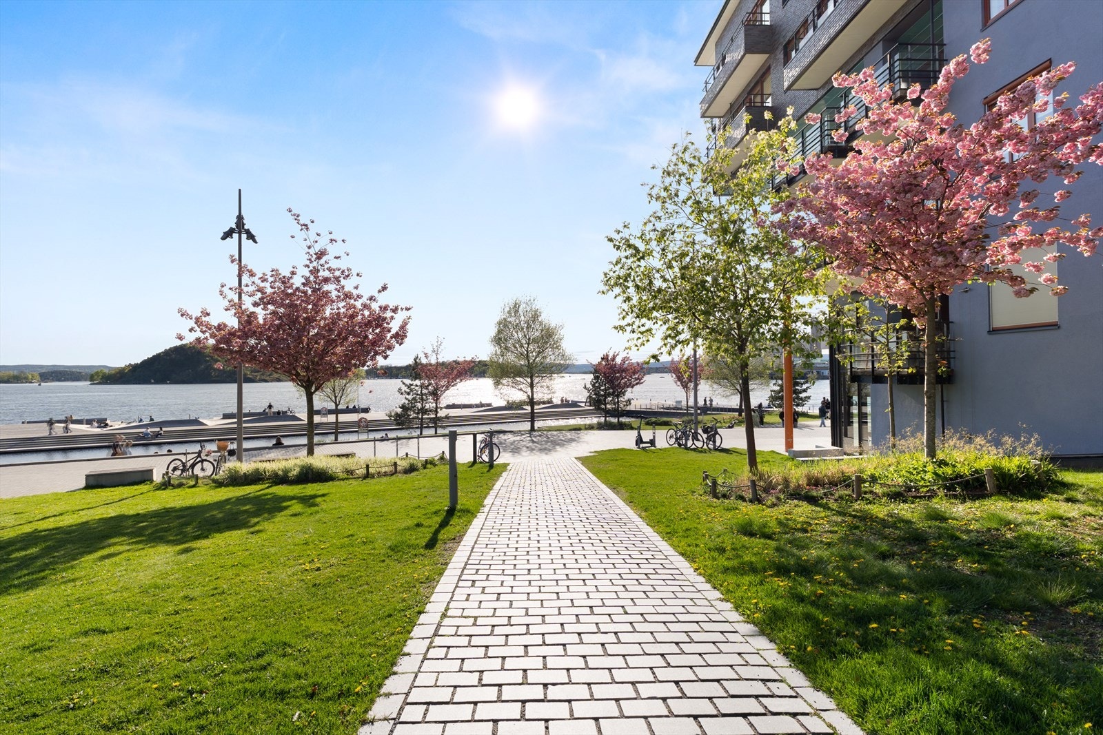 Umiddelbar nærhet til sjøbadet med svømmelengder, stupetårn, badestrand m.m. Galleribilde