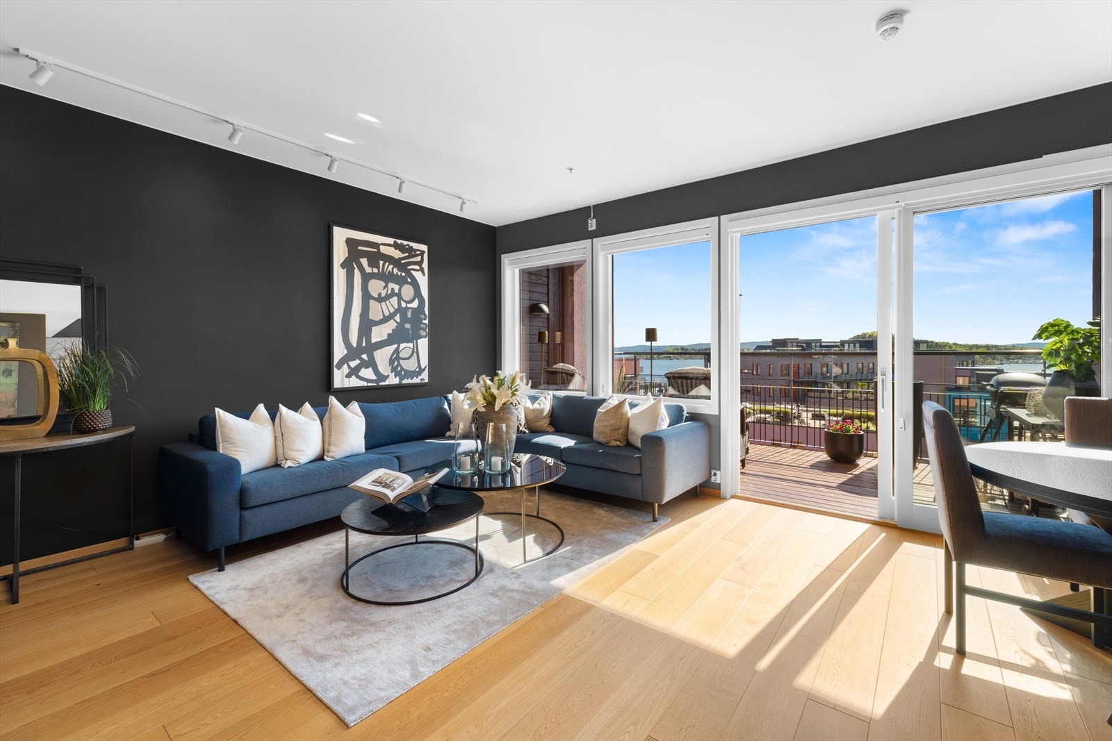 God plass til stor sofagruppe, spisestue m.m. Galleribilde