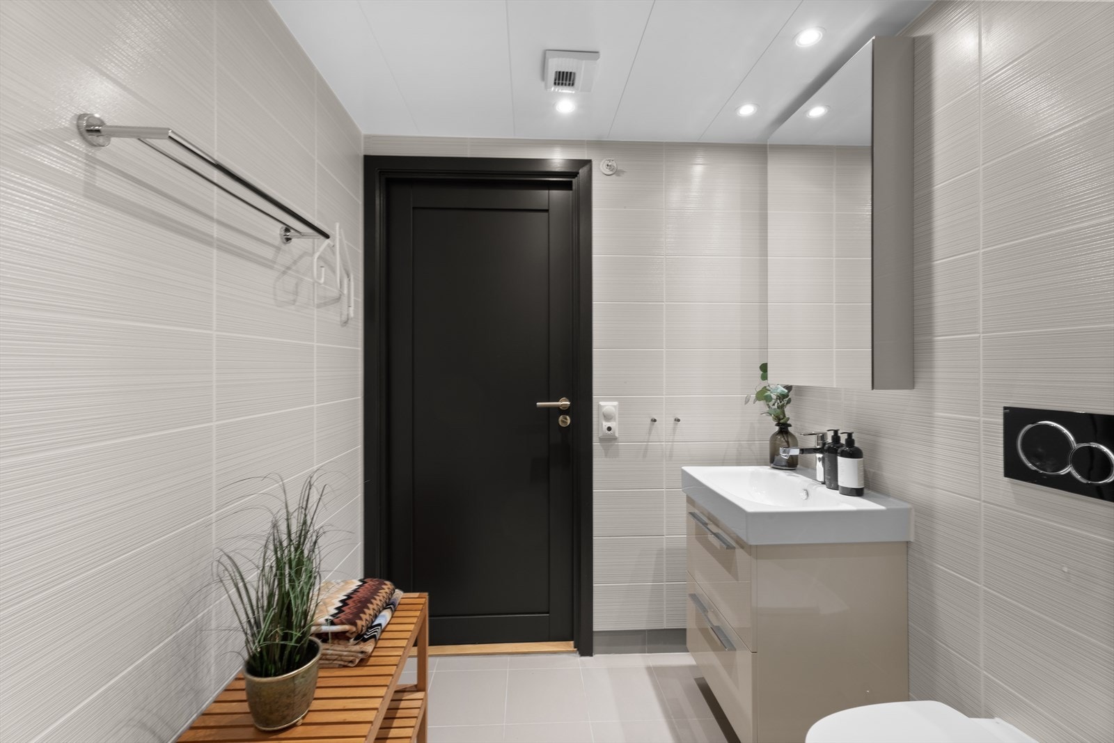 Lekkert bad med flotte fliser og fin innredning Galleribilde