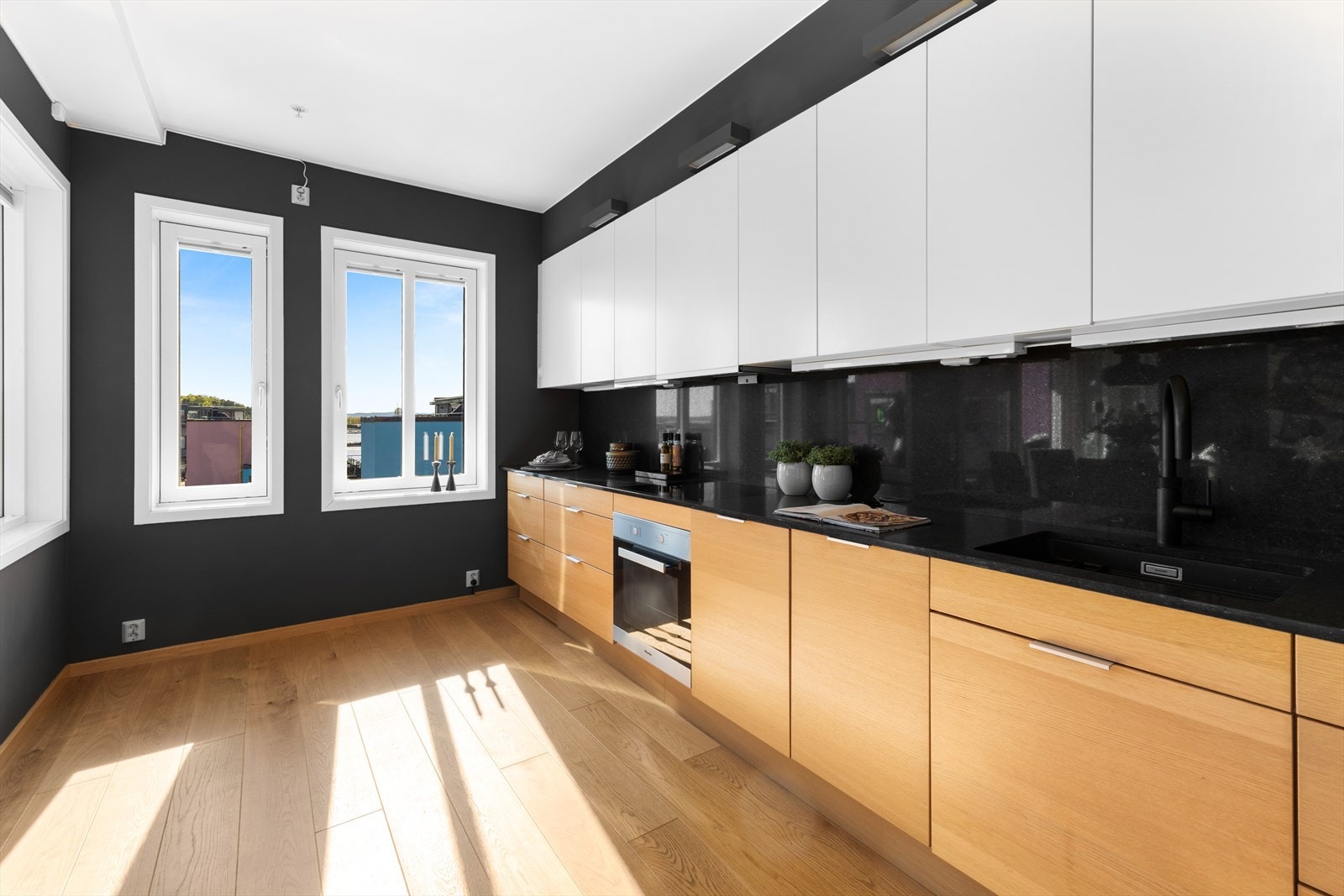 Pen kjøkkeninnredning fra Sigdal med fullintegrerte hvitevarer Galleribilde