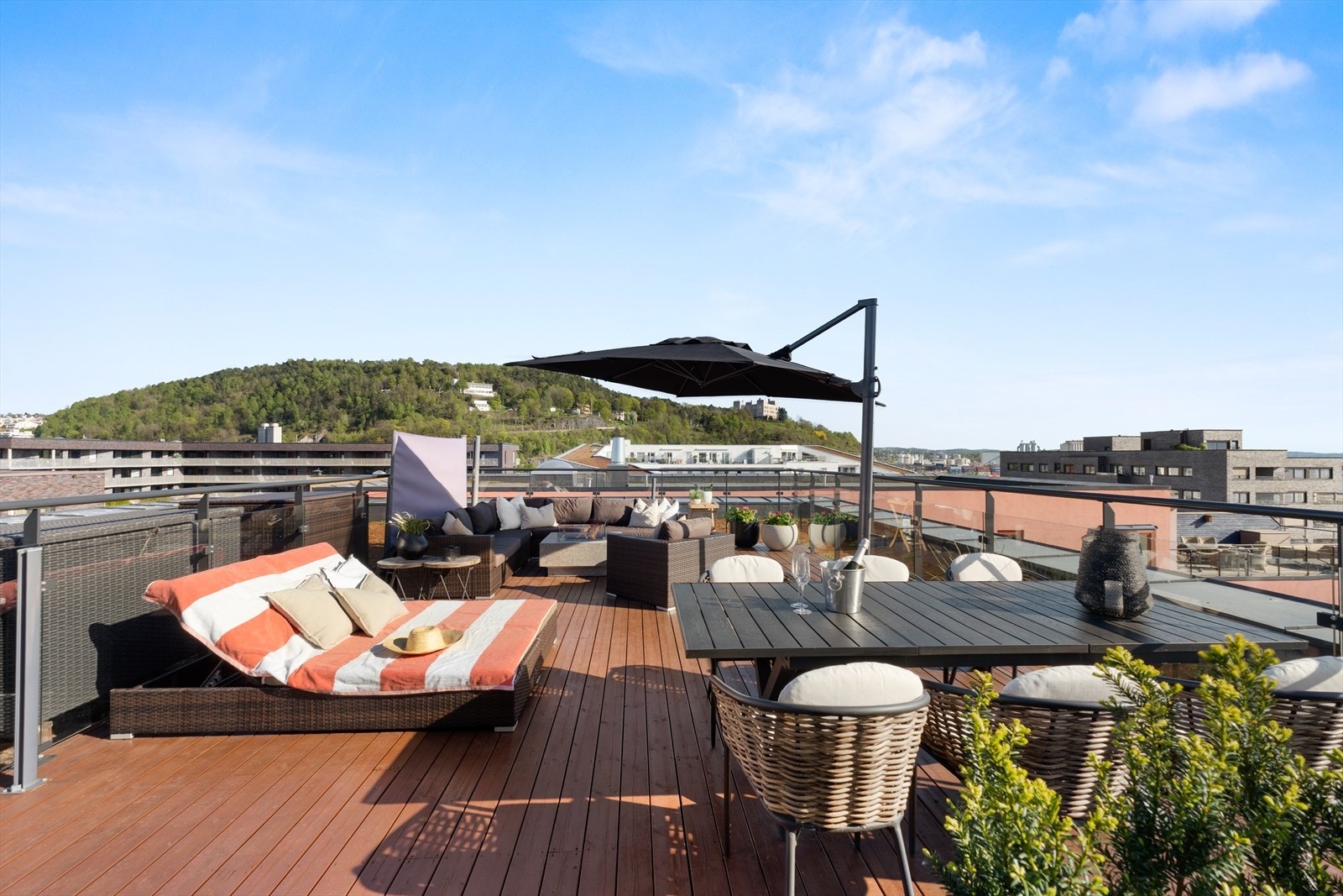 Flere fine soner og god plass til spisebord, loungegrupper, grill m.m. Galleribilde