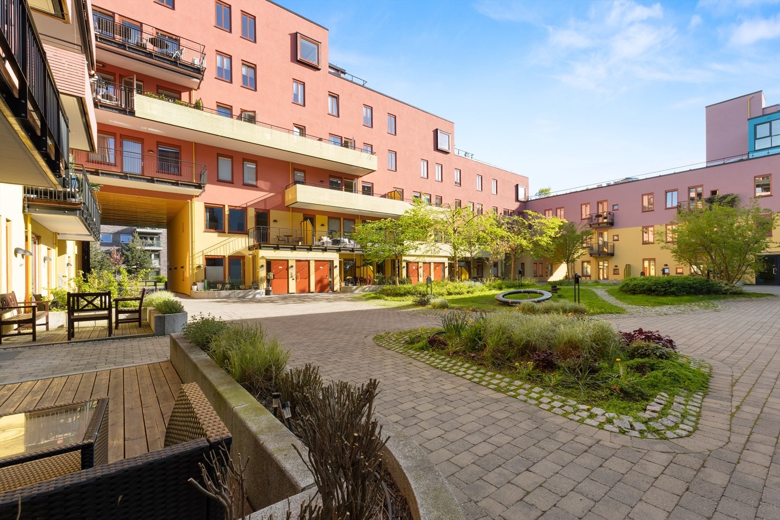 Sørenga trinn 7 har et svært vakkert gårdsrom med fontene, lekeapparater, beplatning m.m. Galleribilde