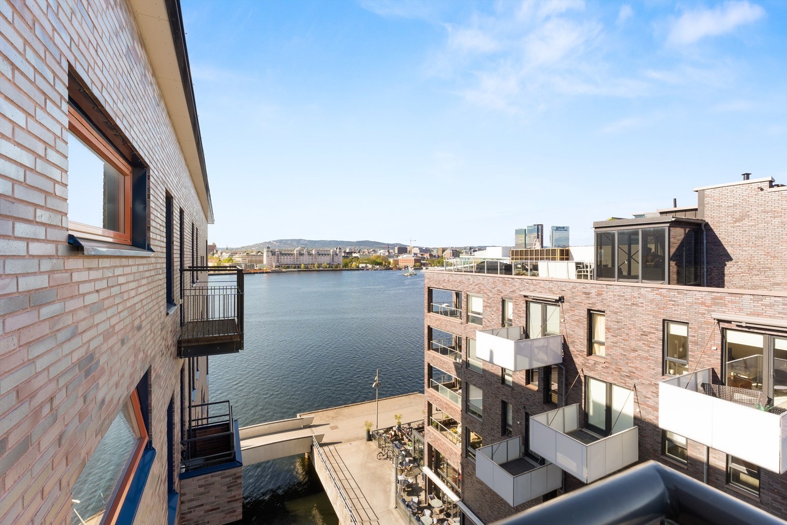 Flott utsikt mot havnebassenget fra balkongen. Morgensol og igjen sent på kvelden om sommeren Galleribilde