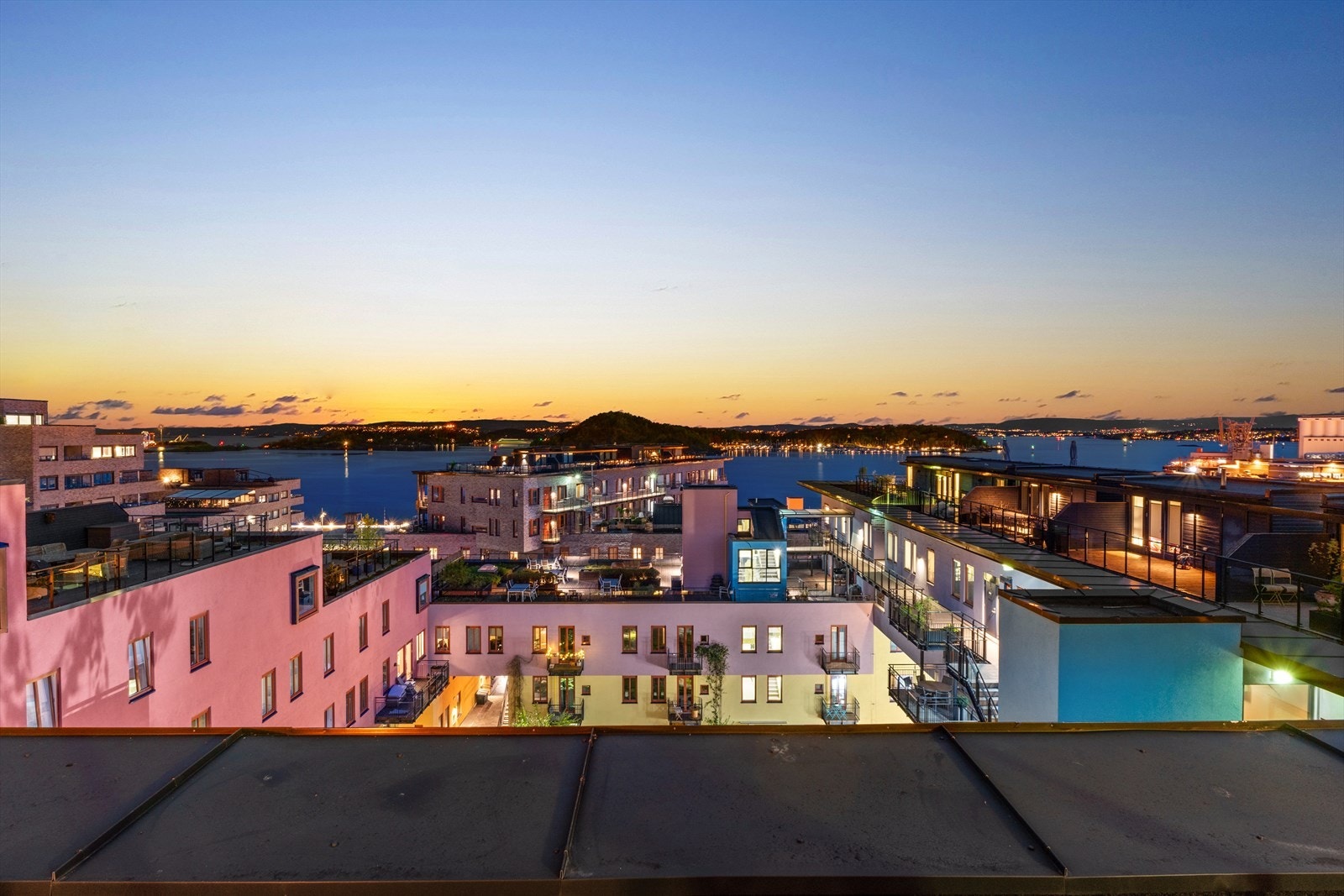 Her har man hele innseilingen og vidstrakt fjordutsikt Galleribilde