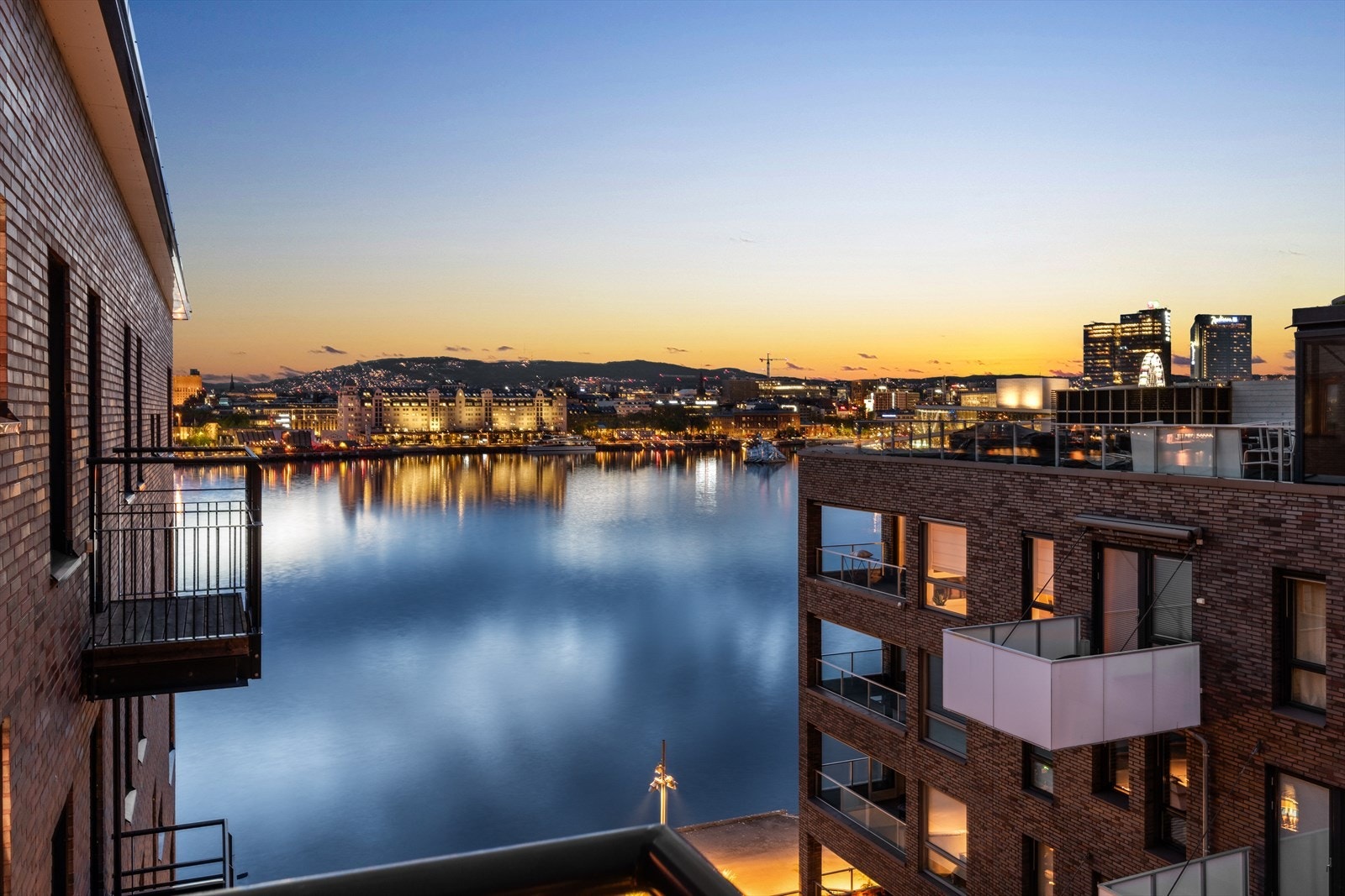 Leiligheten har 3 uteplasser og fin sikt i flere retninger. Her mot det indre havnebassenget i Bjørvika Galleribilde