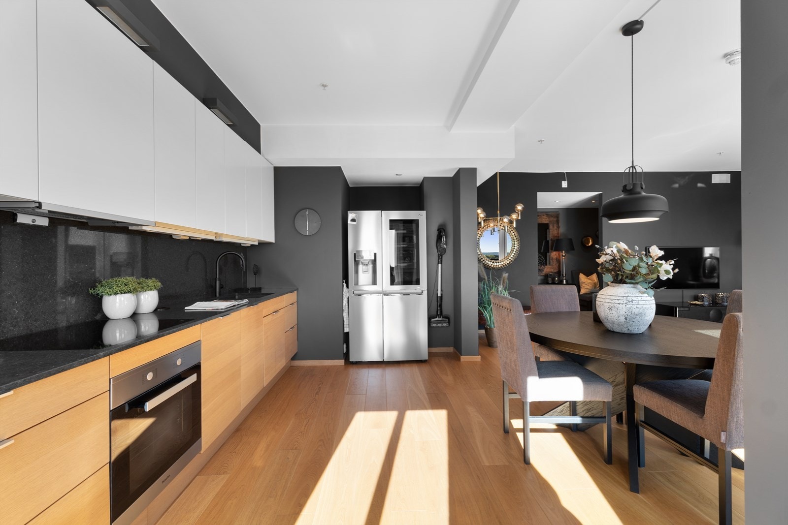 Rikelig med skap-og benkplas Galleribilde