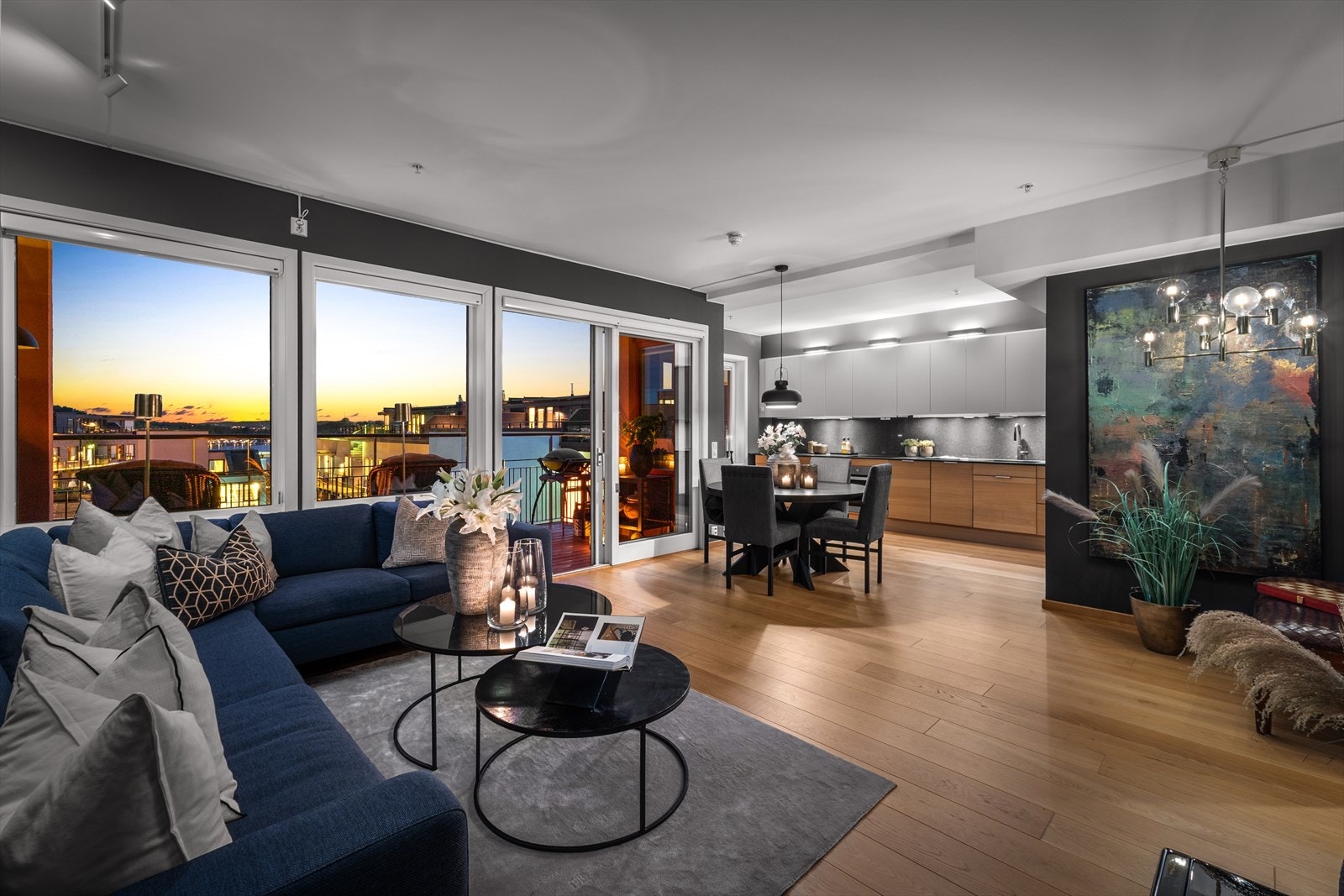 Lys og åpen stue med store vindusflater og fin sikt mot fjorden Galleribilde