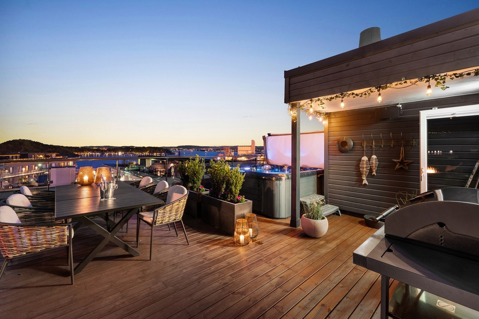 Terrassen har flere fine soner og innredningsmuligheter Galleribilde