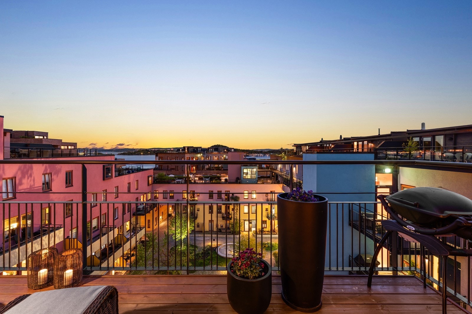 Flott kontakt med fjorden fra leiligheten som må oppleves! Her ligger man høyere enn øvrig rundt. Skjermet og privat Galleribilde