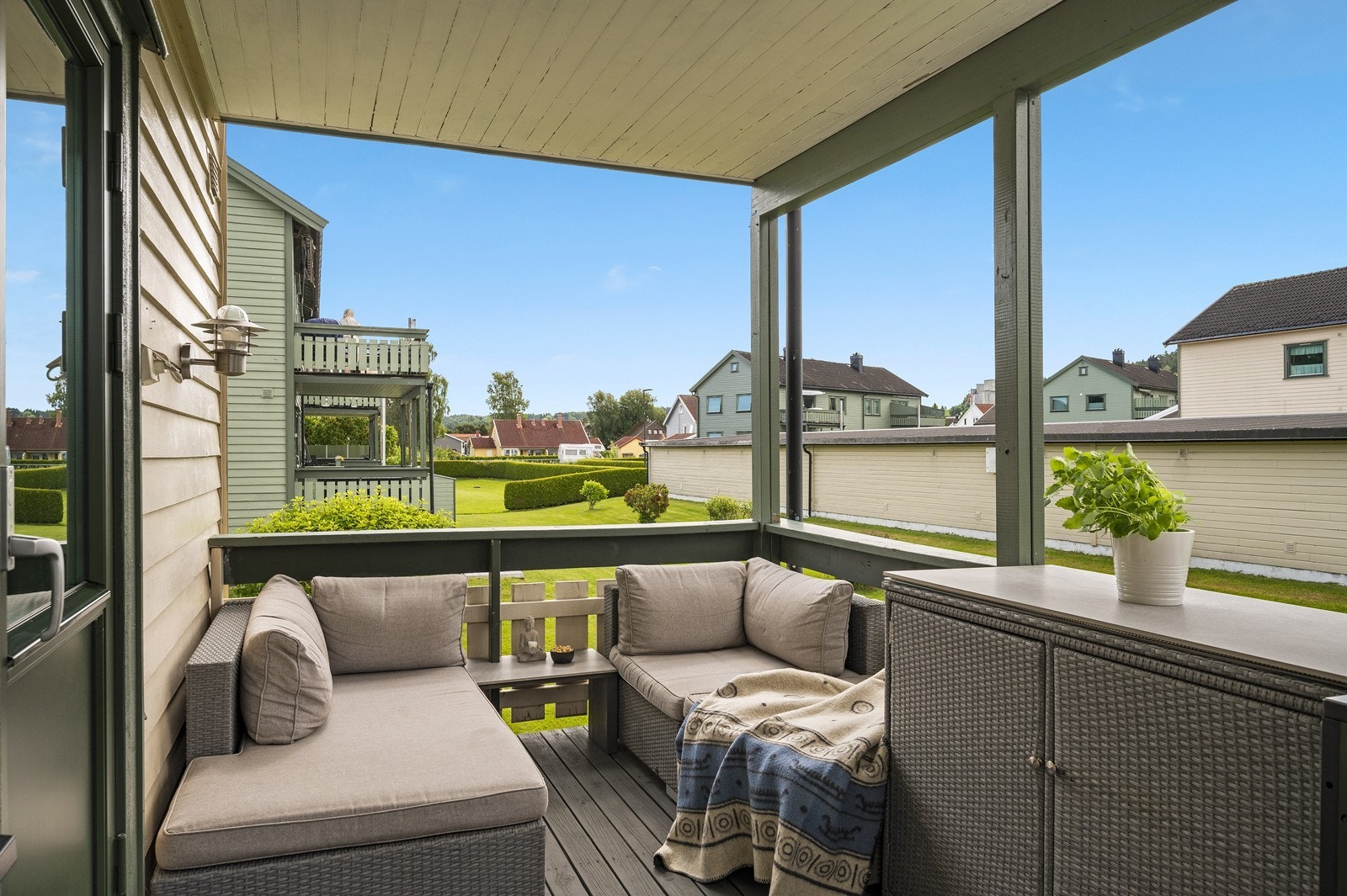 Deilig, solrik og overbygget balkong utenfor stuen Galleribilde