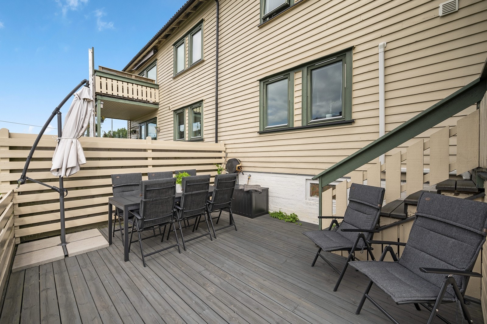 Markterrassen er skjermet og med plass til stor sittegruppe Galleribilde