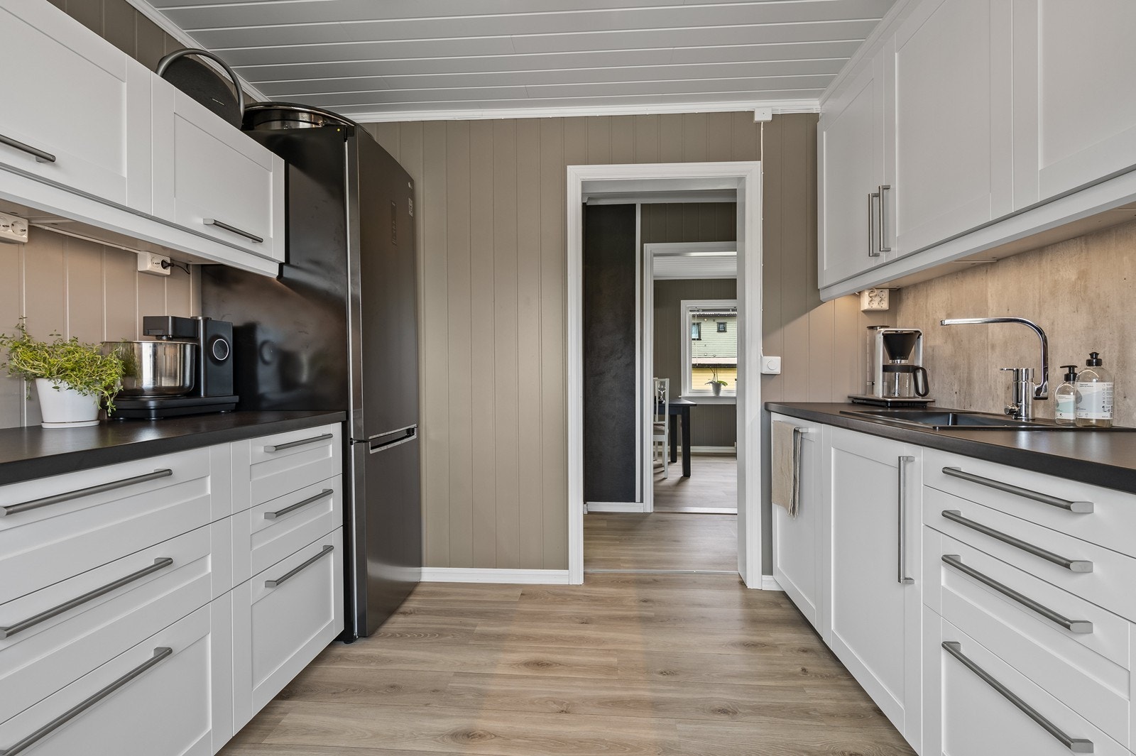 Godt med stikkontakter under overskap, der det på siden med kjøkkenvask er montert kitchenboards Galleribilde