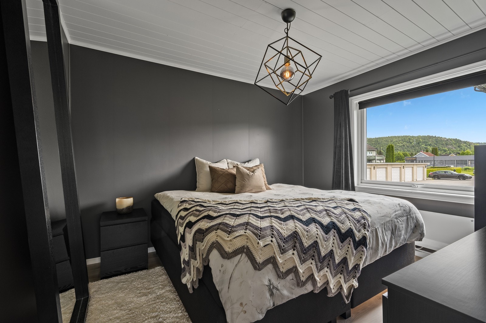 Romslig hovedsoverom med adkomst fra stuen Galleribilde