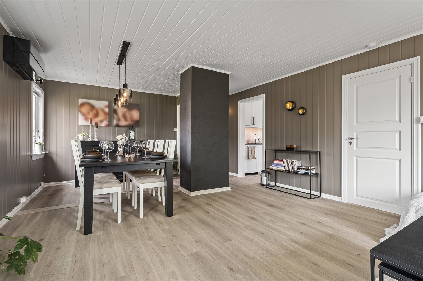 Leiligheten har opprinnelig tre soverom, der det tredje var der spisestuen i dag står Galleribilde