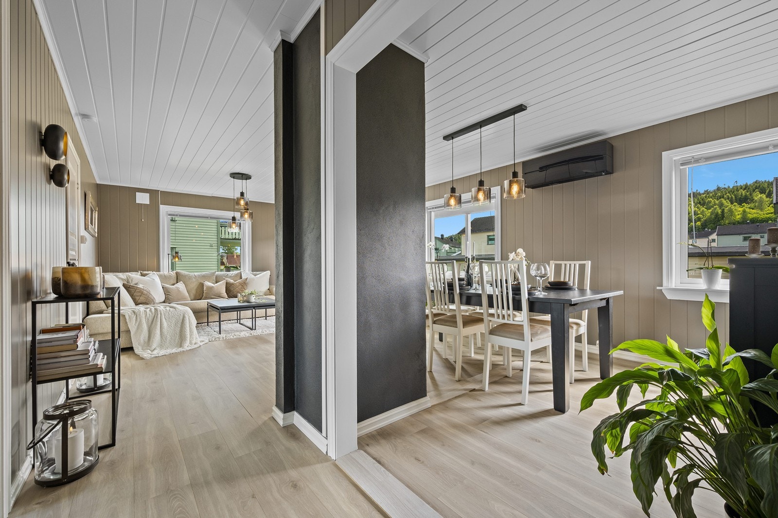 Det er montert varmepumpe i leiligheten, og mulighet for å sette inn peisovn Galleribilde