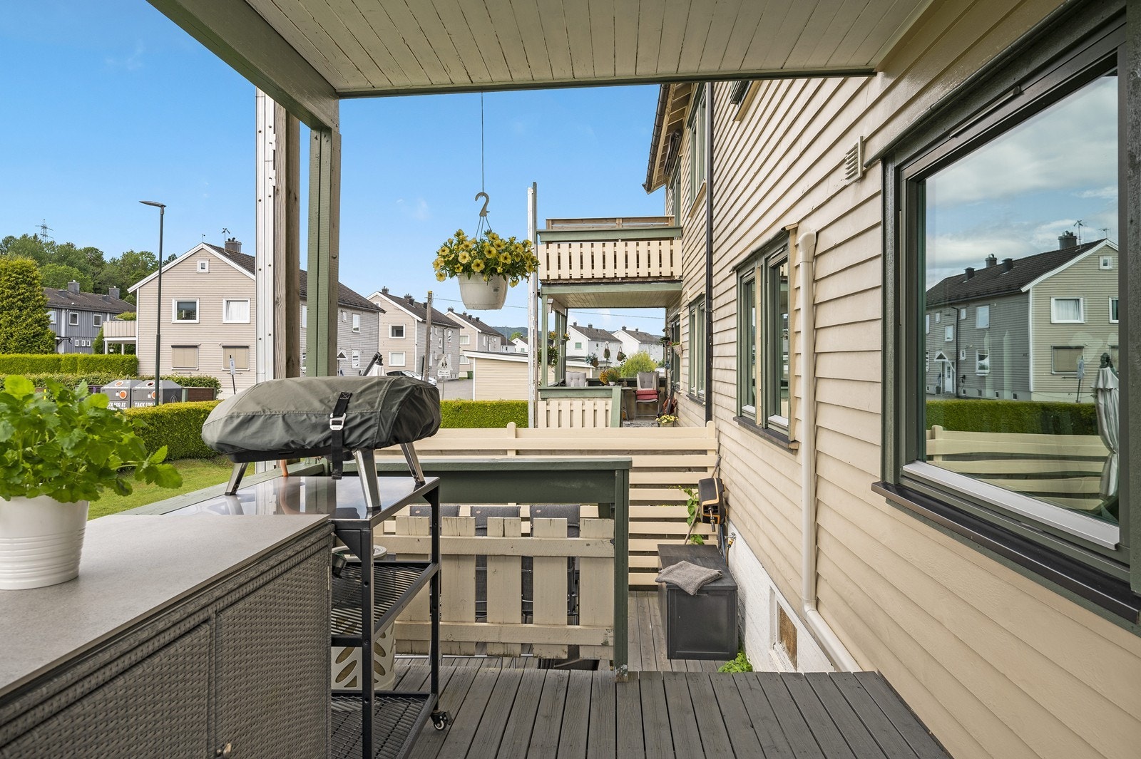 Trapp ned fra balkongen til stor markterrasse Galleribilde