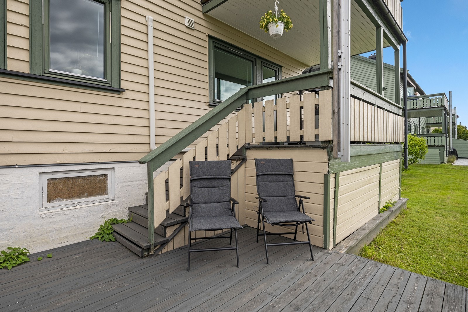 Adkomst videre til hagen foran boligen Galleribilde